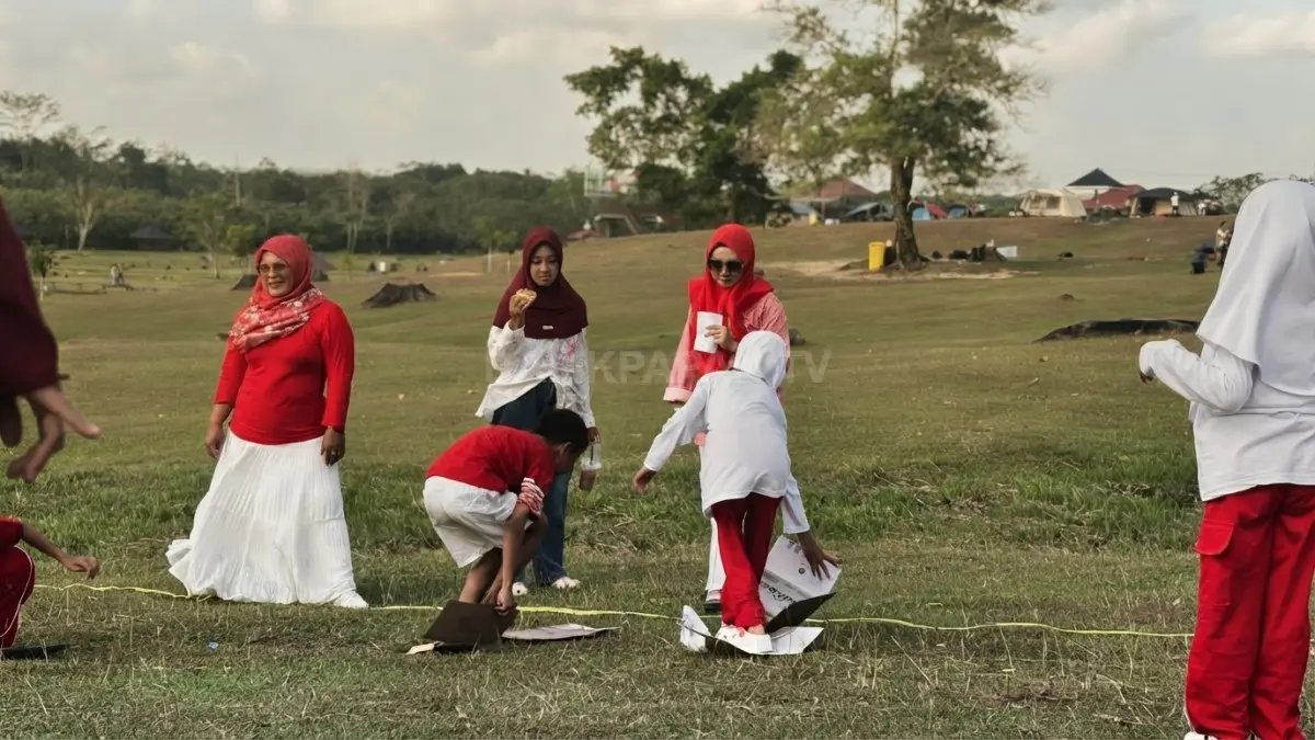 Peserta berpindah tempat menggunakan kardus sebagai pijakan, mengatur keseimbangan dan gerakan agar dapat mencapai tujuan lebih cepat. (AHLA/BTV)