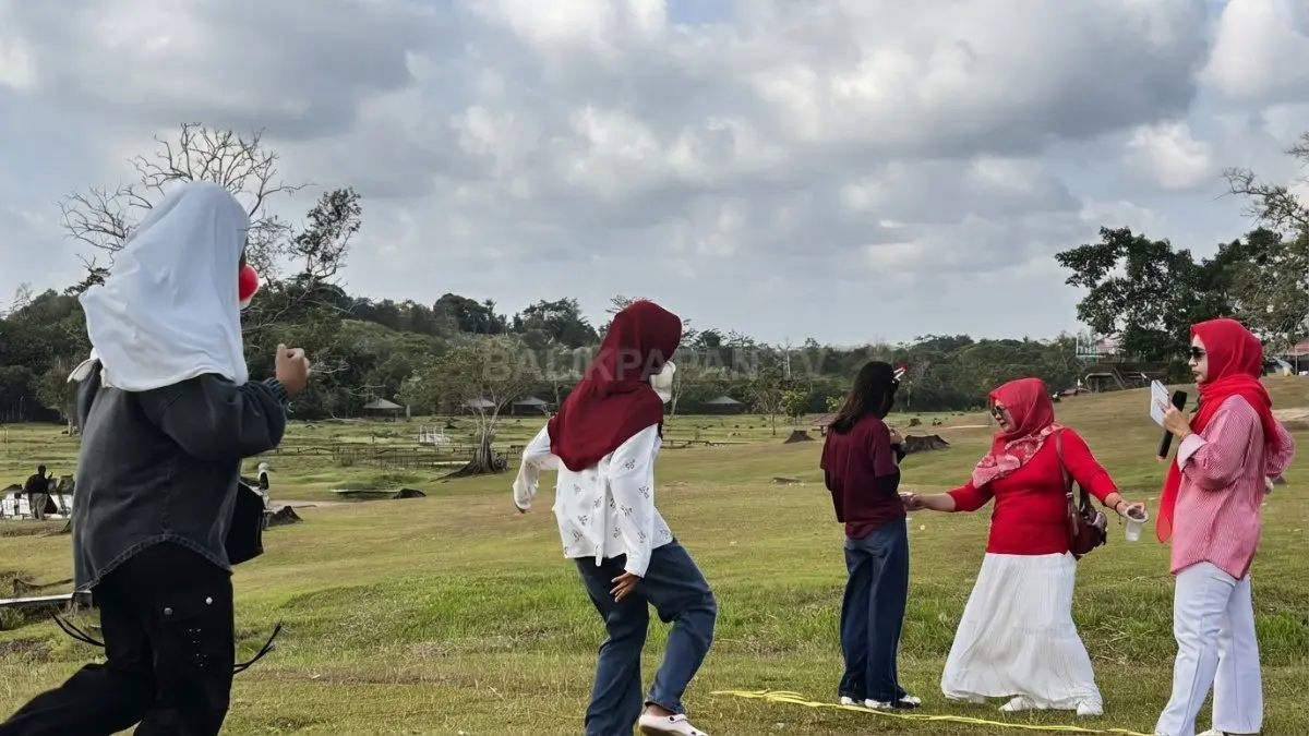 Peserta memindahkan gelas menggunakan balon dengan penuh konsentrasi, menghadapi tantangan tiupan angin agar gelas tidak terjatuh. (AHLA/BTV)