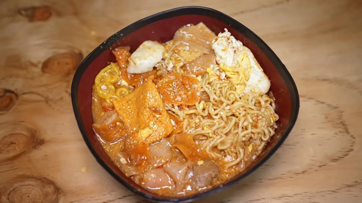Seblak Mbok Tie menawarkan konsep prasmanan dengan topping beragam, empat level pedas, dan pilihan kuah. (Sumber: YouTube @AnakKuliner)