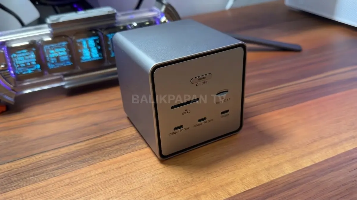 Tobin 1 UDS032C menawarkan docking station 16-in-1 dengan desain vertikal yang memungkinkan laptop terhubung ke monitor, storage, jaringan, dan perangkat lain melalui satu kabel USB-C. (BTV/AI)