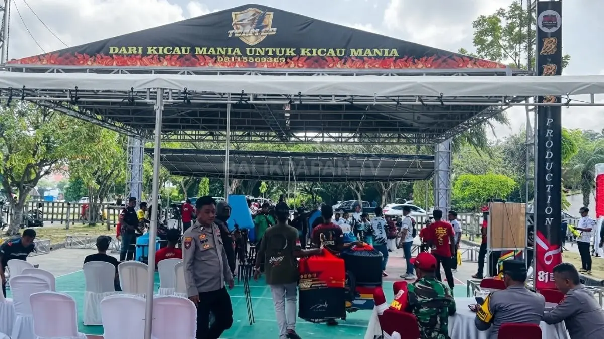 Kicau Mania Balikpapan berkumpul bersama menikmati hobi burung kicau di Balikpapan Tennis Stadium tanpa sekat usia dan pekerjaan. (DOK. NURON SETYA WIJAYA/KP)