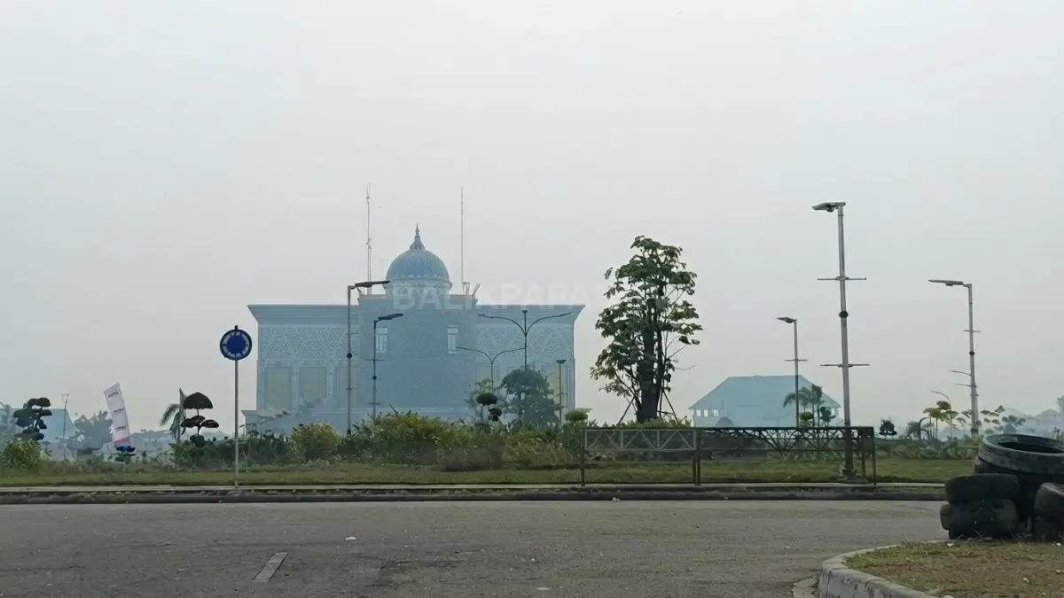 Kondisi kualitas udara berkabut akibat peningkatan partikulat PM2.5 di wilayah terdampak asap.