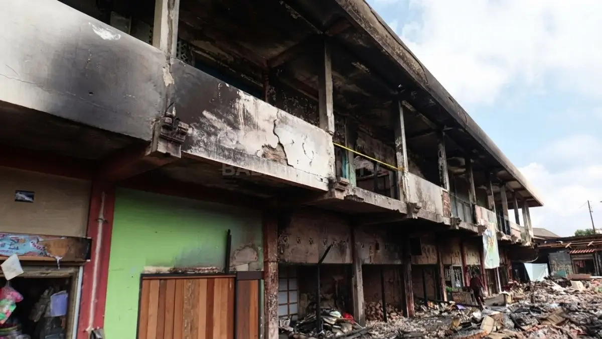 Kondisi Pasar Sepinggan setelah kebakaran, area dibersihkan petugas untuk persiapan pembangunan TPS baru di lokasi. (DOK. DINA ANGELINA/KP)
