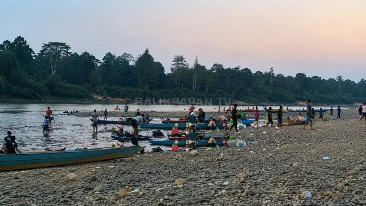 Kondisi Sungai Mahakam dan lingkungan Kutai Barat saat musim kemarau menjadi sorotan warga.