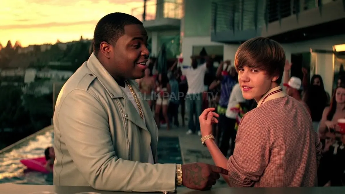 Momen kebersamaan Sean Kingston dan Justin Bieber dalam video musik ikonis Eenie Meenie yang penuh keseruan. (BTV/Ai)