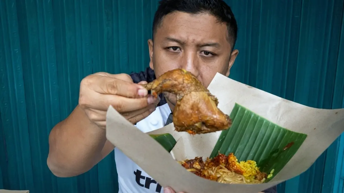 Nasi Kuning Tante Lena di Balikpapan dikenal sejak 1983 dengan lauk lengkap dan cita rasa pedas. (Sumber: YouTube Balikpapan TV)