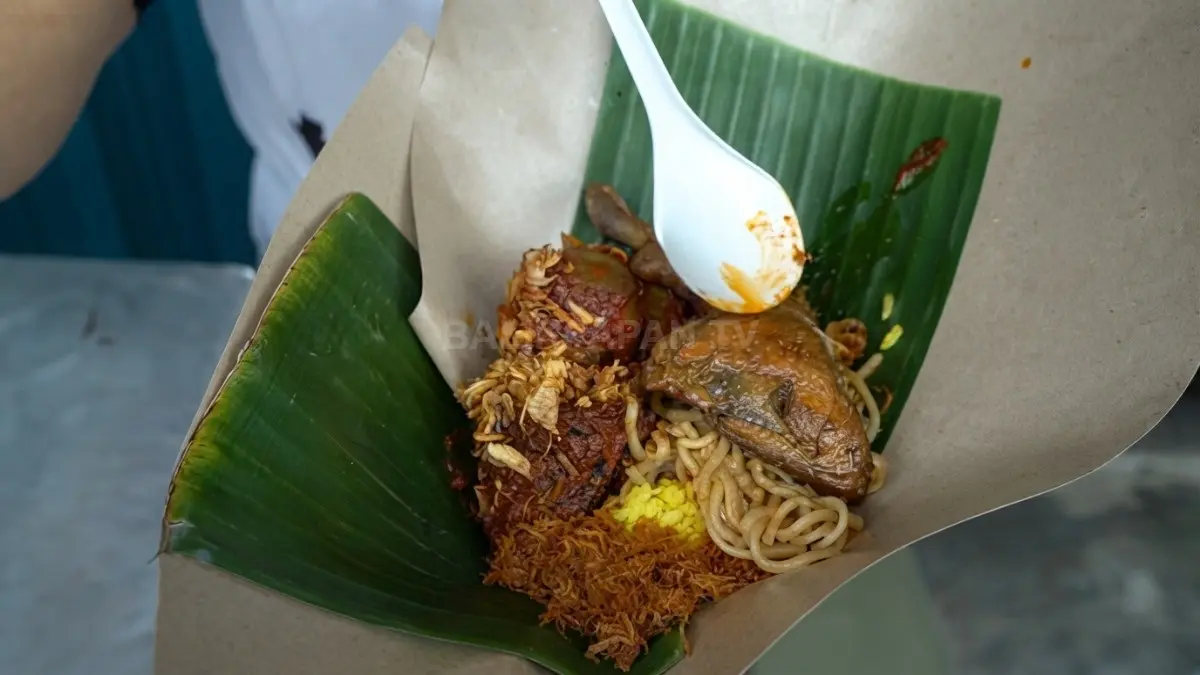 Nasi Kuning Tante Lena menawarkan sambal pedas, lauk beragam, dan pilihan porsi mulai Rp15 ribu. (Sumber: YouTube @Boengkoes)
