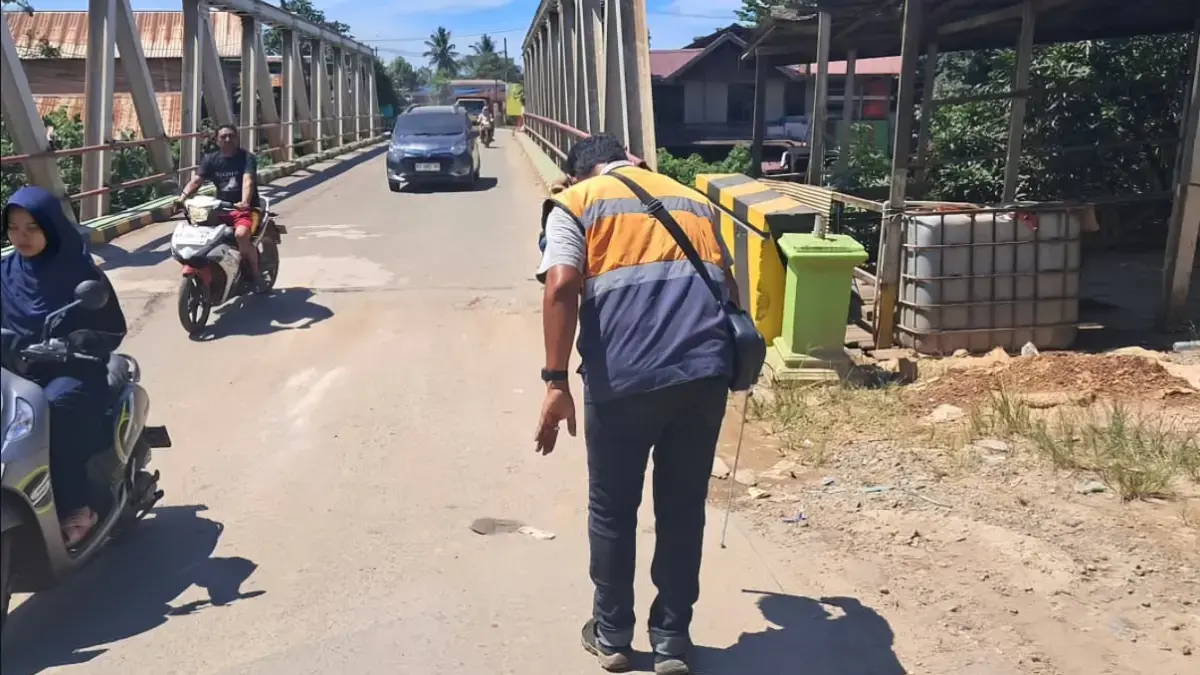 Oprit Jembatan Lembak Bengalon yang tergerus air ditangani sementara dengan plat baja, sementara perbaikan permanen diusulkan masuk anggaran 2027. (BTV/AI) (IST) 