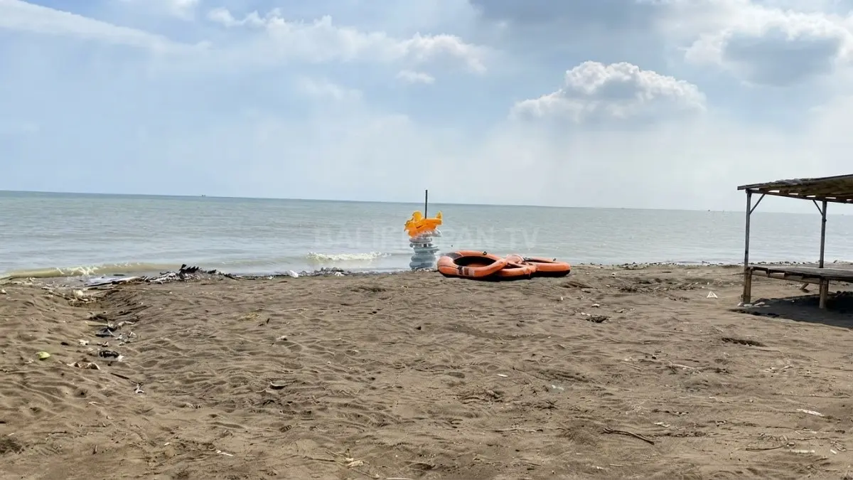 Pantai Pelangi Karawang menawarkan area pesisir luas untuk bermain air dan bersantai bersama keluarga.