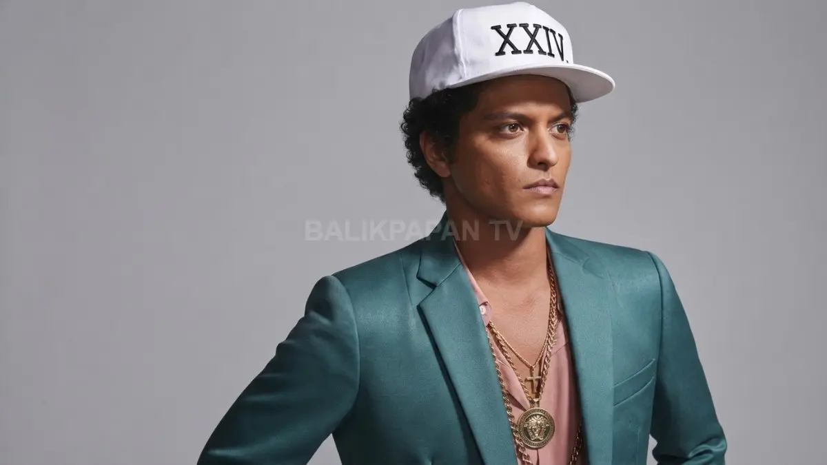 Penampilan bergaya Bruno Mars dengan topi topi putih "XXIV" dan jas hijau kebiruan memancarkan aura retro yang elegan. (BTV/Ai)