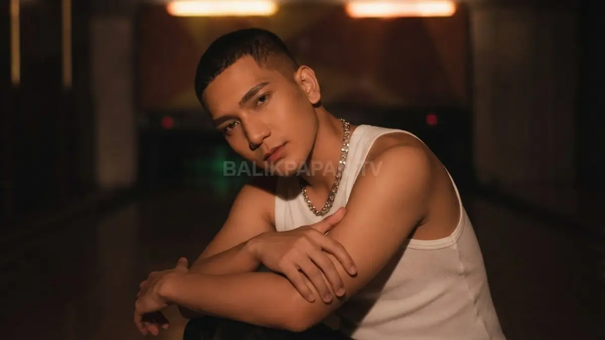 Penampilan maskulin musisi Rafi Sudirman dengan kaus singlet putih dan kalung rantai tampil memikat. (BTV/Ai)