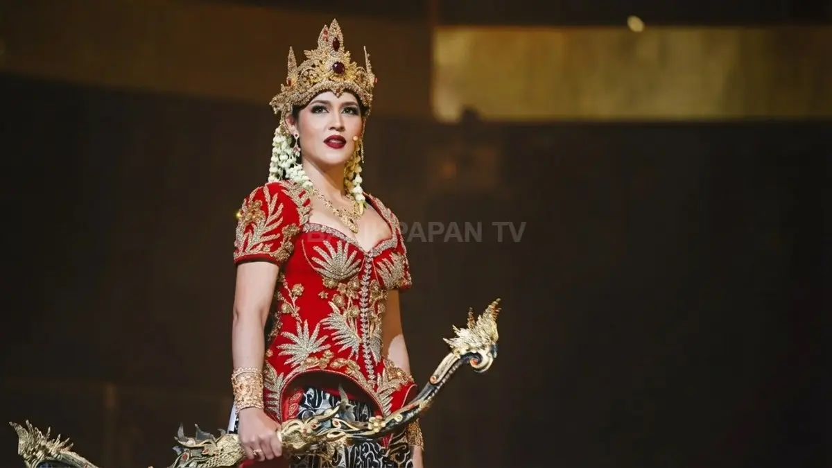 Raisa tampil sebagai Srikandi dengan kostum merah dan detail keemasan dalam Pagelaran Sabang Merauke 2026.