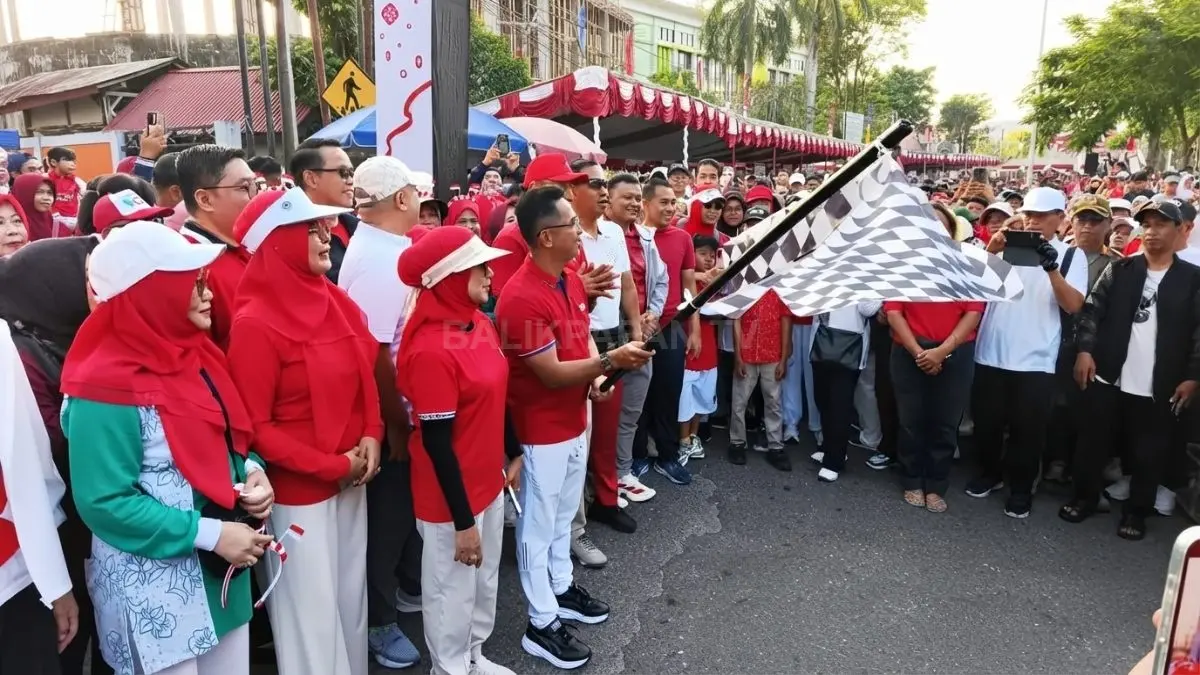 Ribuan warga mengikuti jalan sehat saat launching CFD di Taman Tiga Generasi Balikpapan (LUPUS/KP)