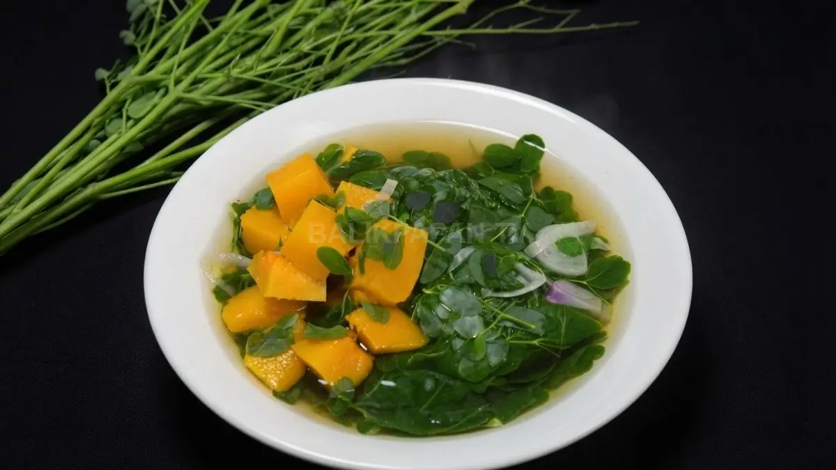 Sayur bening daun kelor dan labu kuning tersaji hangat sebagai olahan rumahan sederhana dari Kutai Kartanegara.