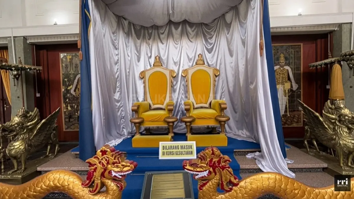 Singgasana dan koleksi peninggalan Kesultanan Kutai memperlihatkan kehidupan kerajaan masa lalu.