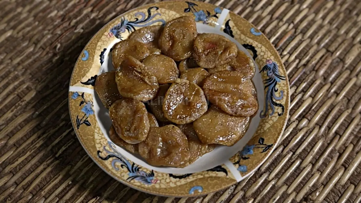 Tumpi kue tradisional masyarakat Dayak disajikan sebagai kudapan dalam kegiatan adat dan kebersamaan masyarakat Kutai Barat.