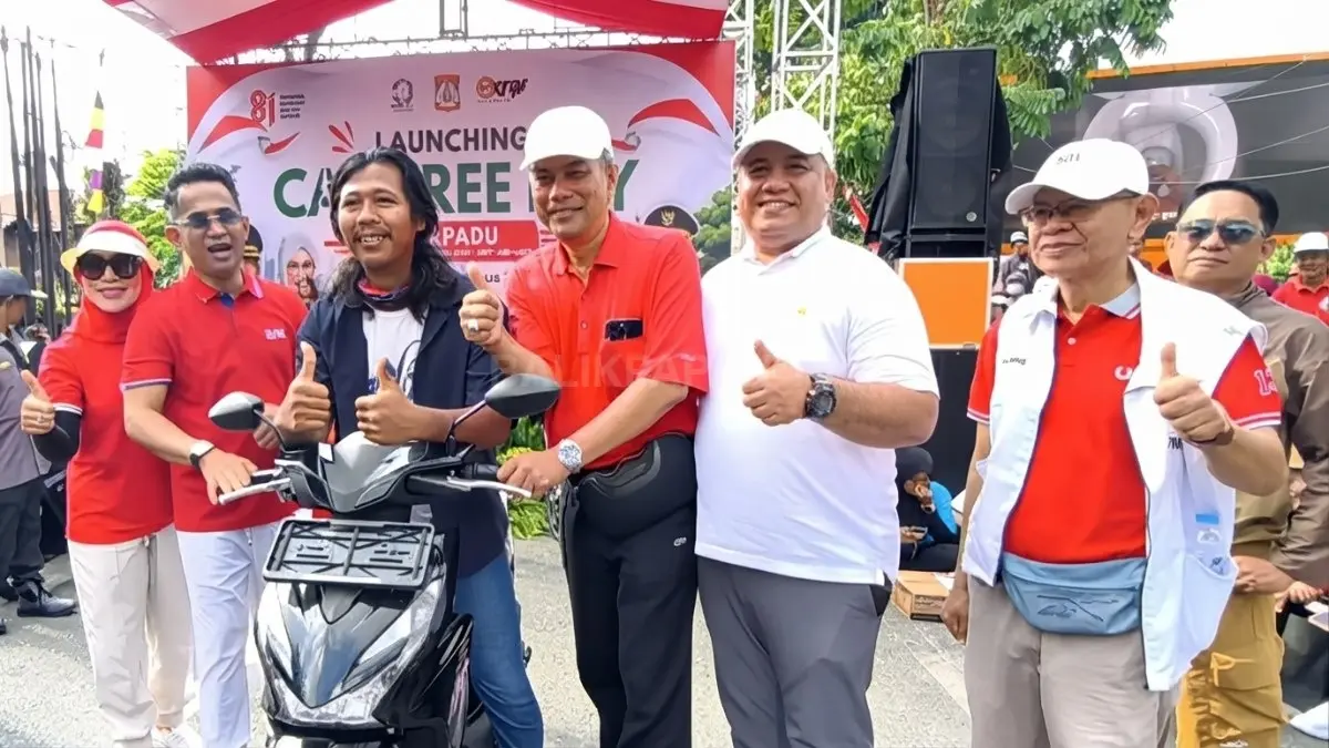 Wali Kota Balikpapan Rahmad Mas’ud bersama pemenang undian dooprize motor