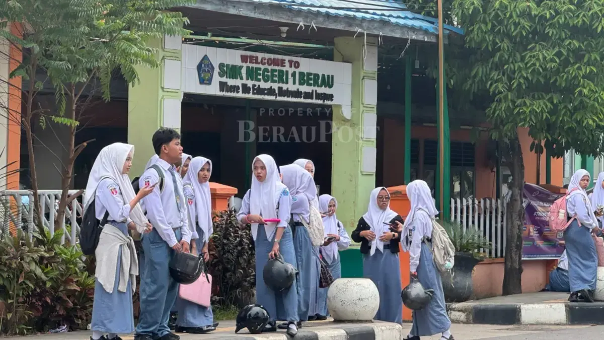 Diskominfo Berau memperkuat literasi digital bagi siswa di wilayah pesisir untuk mengurangi kesenjangan akses teknologi dan meningkatkan kecakapan digital. (BTV/AI) (SENO/BP)