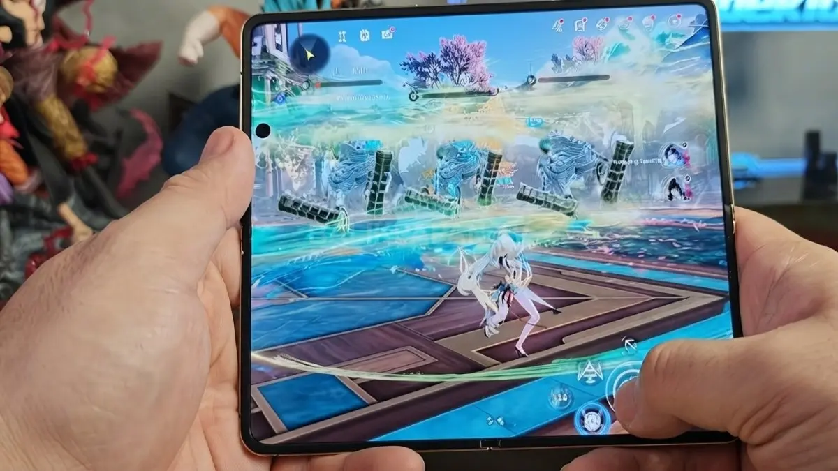 Honor Magic V6 mampu menjalankan game seperti Call of Duty Mobile pada grafis tinggi, dengan suhu sekitar 36–43 derajat Celsius setelah bermain dan dukungan speaker stereo. (BTV/AI).