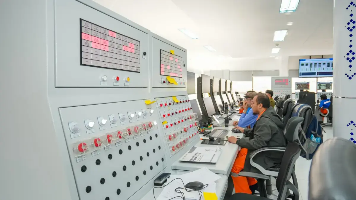 Pupuk Kaltim menyelesaikan revamping Ammonia Pabrik 2 Bontang untuk meningkatkan efisiensi energi dan mendukung target Net Zero Emission, dengan potensi penghematan hingga Rp228 miliar per tahun. (BTV/AI)