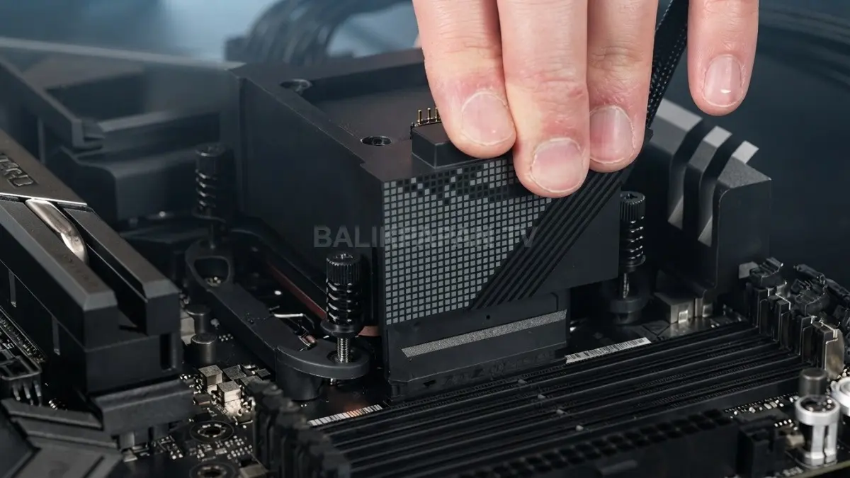 ROG Chronox diuji dengan rakitan ekstrem yang memakai RTX 5090 liquid cooled, RAM DDR5 96 GB, serta penyimpanan Gen 5 M.2 berkapasitas besar dengan biaya komponen yang sangat tinggi. (BTV/AI)