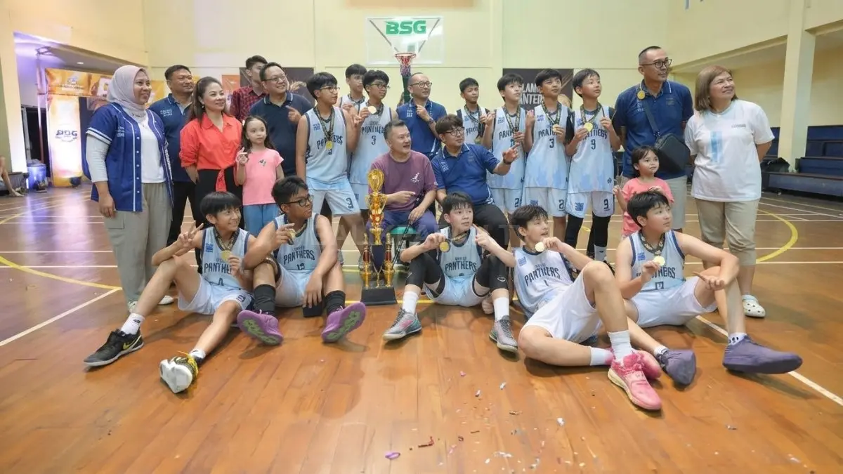 Tim basket SMP Putra Cita Hati Samarinda merayakan gelar juara BSG Cup 2026 di GOR BSG Bontang.