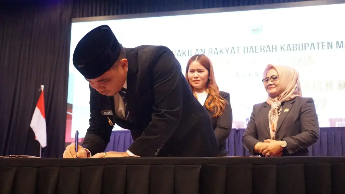 Pemkab dan DPRD Mahakam Ulu menyepakati KUA-PPAS APBD 2027 dengan estimasi anggaran sekitar Rp1,4 triliun. Anggaran diarahkan untuk memperkuat pelayanan publik, tata kelola pemerintahan, dan pemerataan pembangunan di wilayah perbatasan. (BTV/AI) (PROKOPIM)