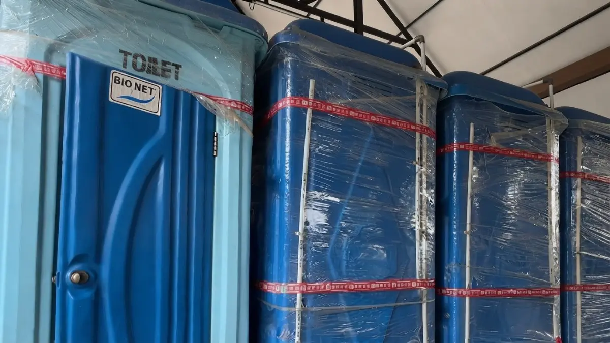 Disbudpar PPU menyalurkan 11 toilet portable senilai Rp204,44 juta untuk mendukung fasilitas destinasi wisata. (Sumber: YouTube Balikpapan TV)