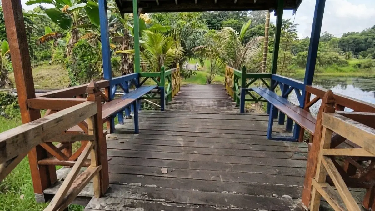 Fasilitas jembatan dan ruang terbuka menjadi bagian kawasan wisata Waduk Panji Sukarame Tenggarong.
