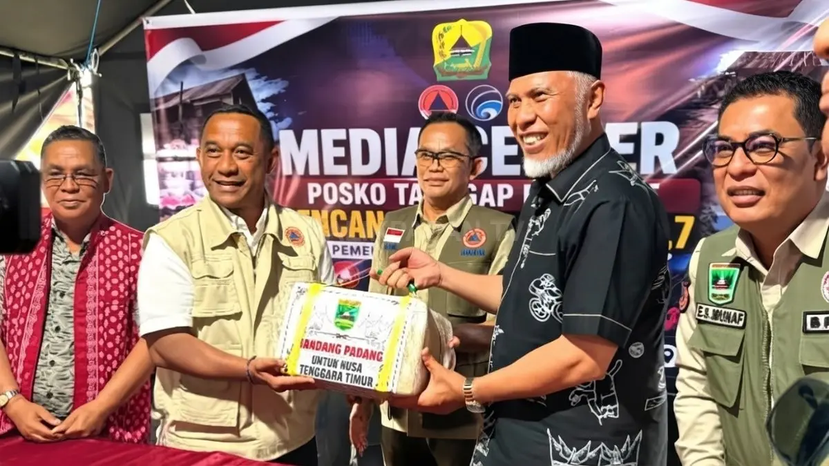 Gubernur Sumbar menyerahkan bantuan rendang untuk korban gempa NTT di Labuan Bajo.