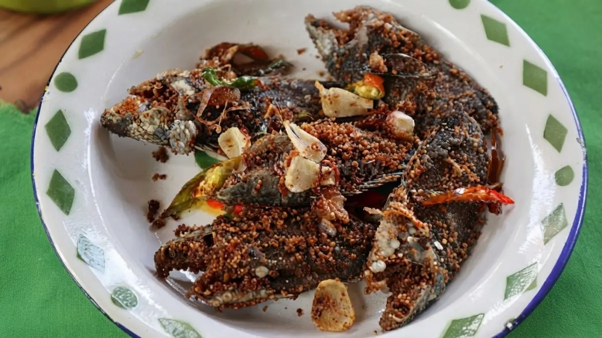 Iwak Basamu khas Kalimantan Selatan berupa ikan awetan berbumbu beras sangrai dan kunyit yang siap dimasak.