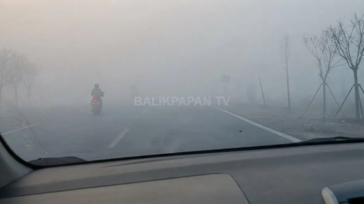 Kabut asap karhutla menyelimuti kawasan Banjarbaru dan membatasi jarak pandang pengendara pada Rabu pagi.