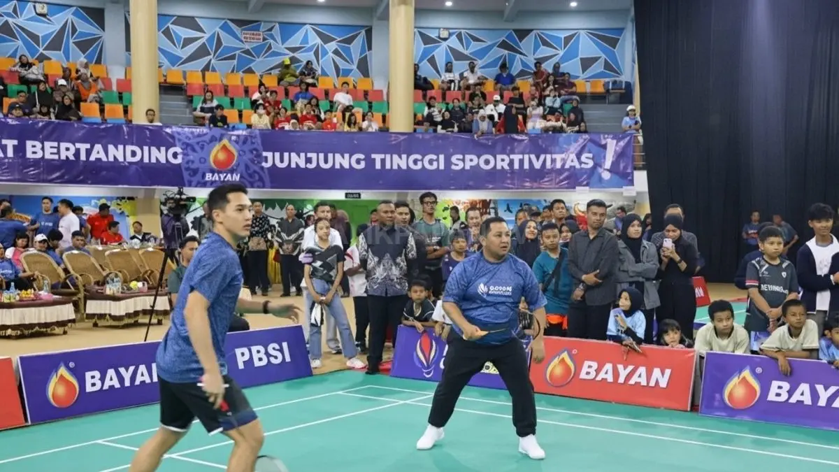 Laga eksibisi Bayan Open mempertemukan Mudyat Noor dan Jonatan Christie melawan Hendra Setiawan serta Kapolda Kaltim. (DOK. AHMAD MAKI DAN ADV/KP)