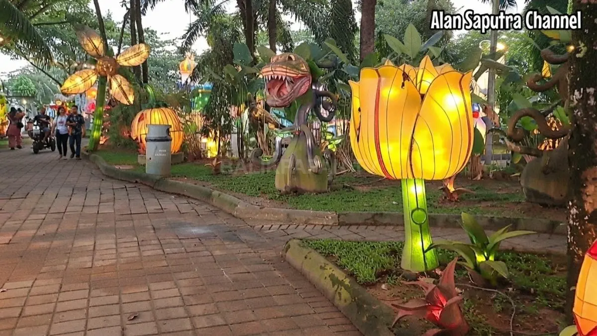 Lampion warna-warni menerangi kawasan MLG Samarinda saat suasana malam mulai menyelimuti tepian Mahakam.