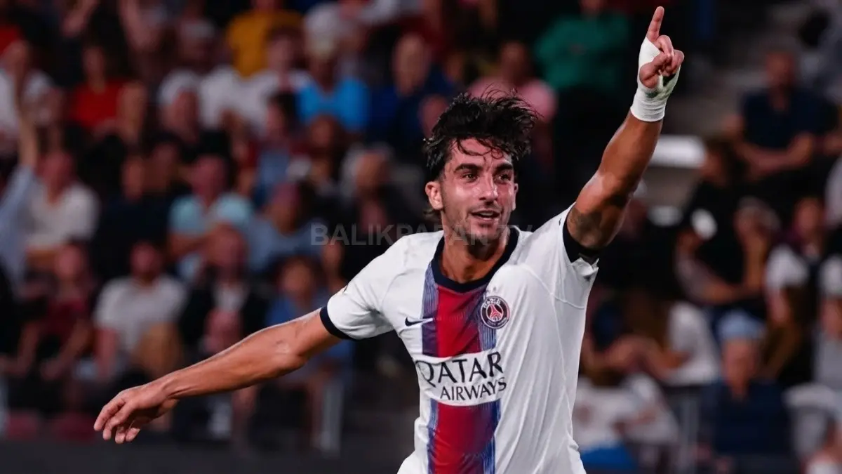 Luis Enrique memberikan instruksi kepada pemain PSG dalam persiapan menghadapi Lille di Ligue 1.