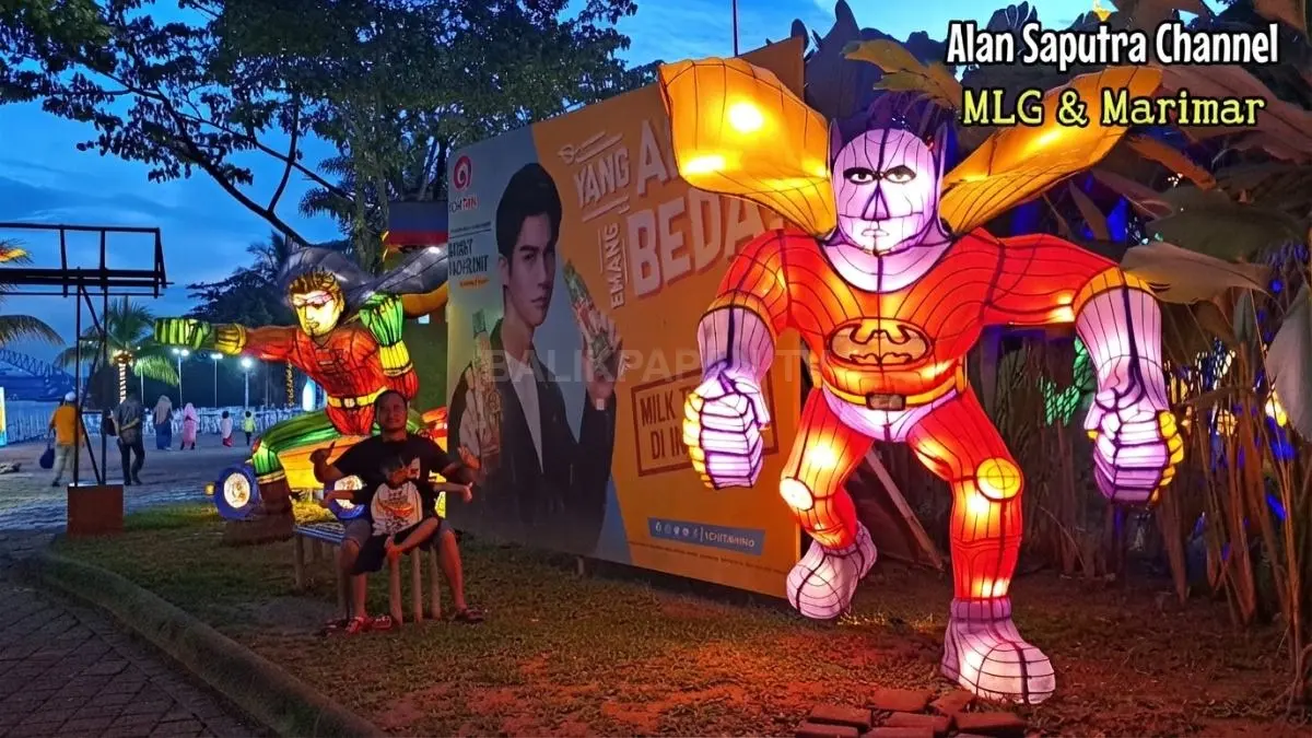 Mahakam Lampion Garden Samarinda menghadirkan aneka lampion dan wahana rekreasi di tepian Sungai Mahakam.