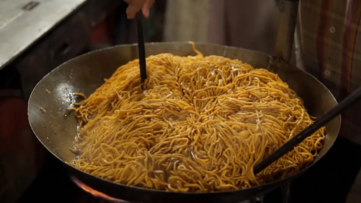 Mie juga menjadi salah satu pilihan menu di Nasi Goreng Putri Kediri Samarinda, dengan porsi besar dan racikan bumbu khas. (Sumber: YouTube @Nex Carlos)
