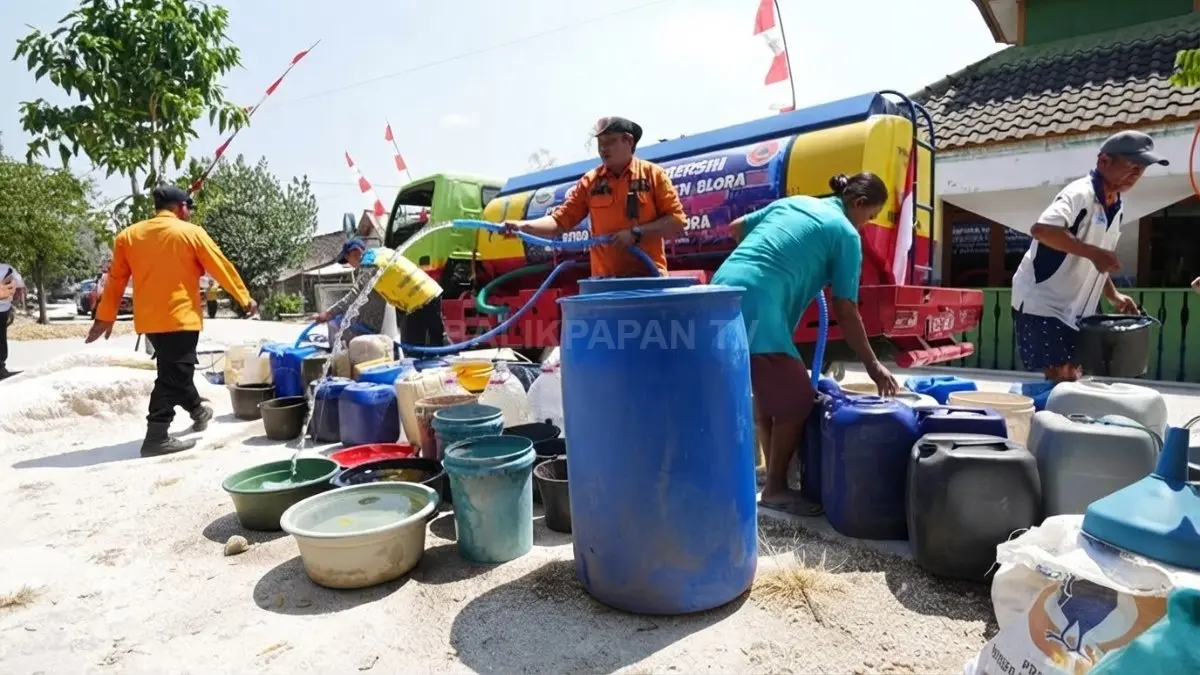Mobil tangki air mendistribusikan bantuan air bersih kepada warga terdampak kekeringan di Jawa Tengah.