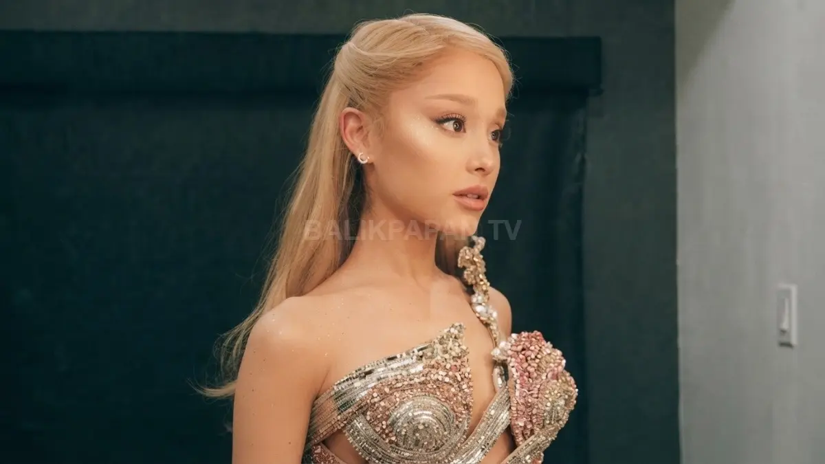 Penampilan anggun Ariana Grande dengan rambut pirang dan gaun gemerlap memancarkan pesona penuh pesona. (BTV/Ai)