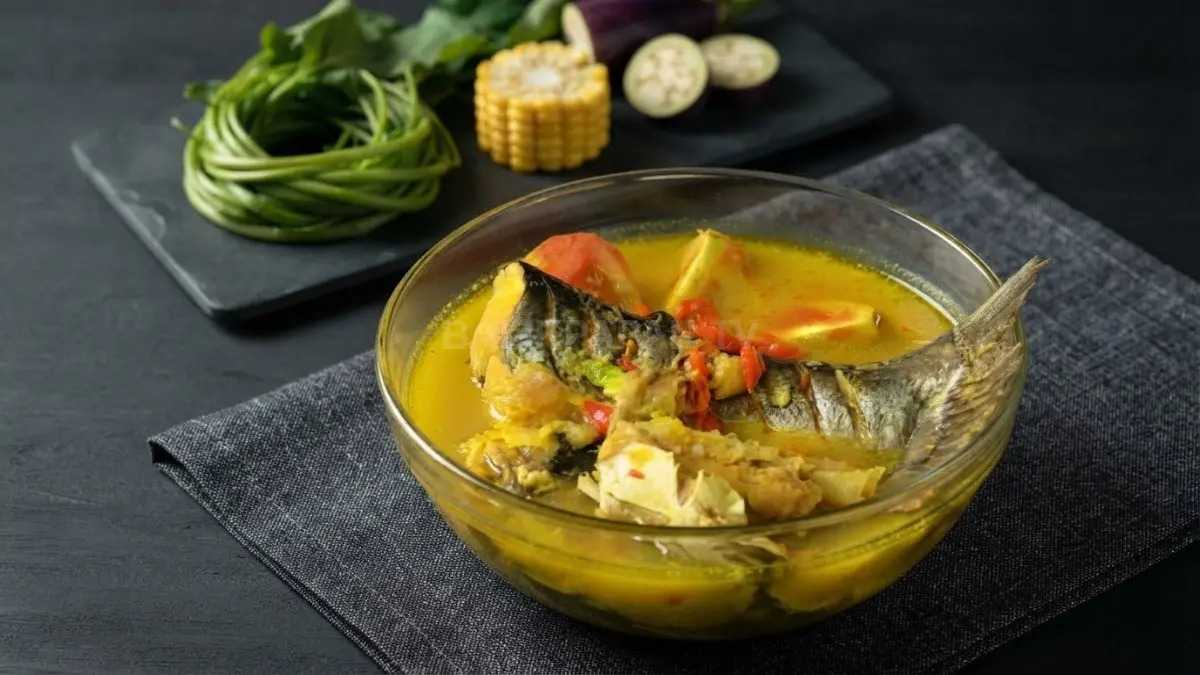 Sajian juhu tempoyak khas Kalimantan dengan kuah kuning yang segar dan kaya rempah siap memanjakan lidah para penikmat kuliner. (BTV/Ai)