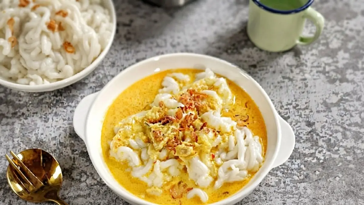 Semangkuk Laksa Banjar dengan mi tepung beras, kuah santan ikan gabus, dan taburan bawang goreng.