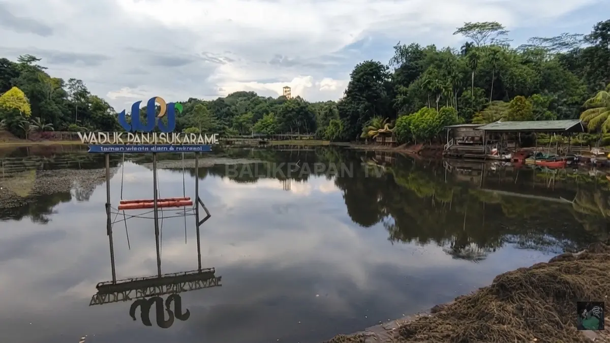 Waduk Panji Sukarame Tenggarong menjadi ruang rekreasi warga dengan suasana perairan dan pepohonan.