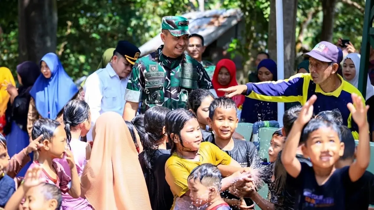 Warga Lamaru memanfaatkan sumur bor TNI untuk memenuhi kebutuhan air harian selama kemarau panjang berlangsung. (DOK. ROMDANI/KP)