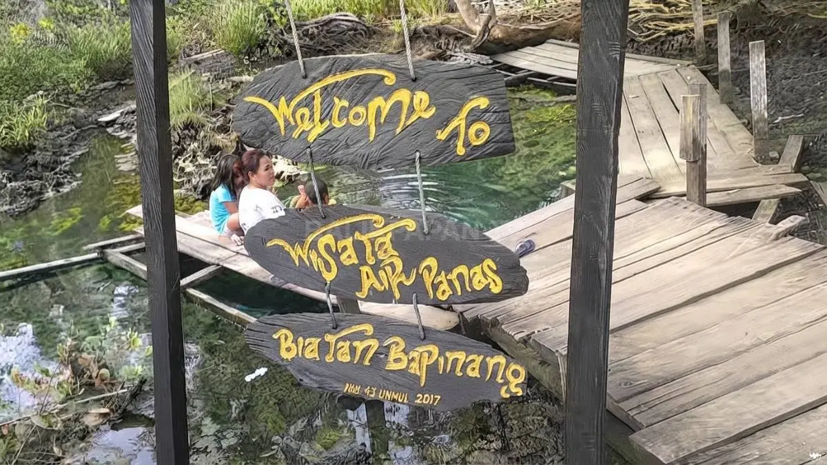 Air Panas Biatan Bapinang menawarkan kolam air panas dengan panorama alam karst Kabupaten Berau, Kalimantan Timur.