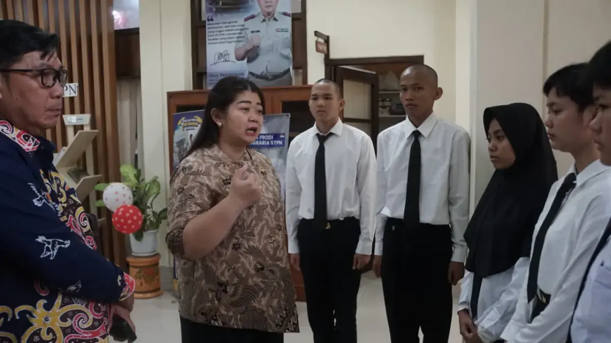 Lima taruna asal Mahakam Ulu resmi menempuh pendidikan di Politeknik Agraria STPN melalui jalur kerja sama. Bupati Mahulu Angela Idang Belawan turut mendampingi sekaligus berpesan agar para taruna menjaga nama baik keluarga dan daerah selama menjalani pendidikan. (BTV/AI) (PROKOPIM)