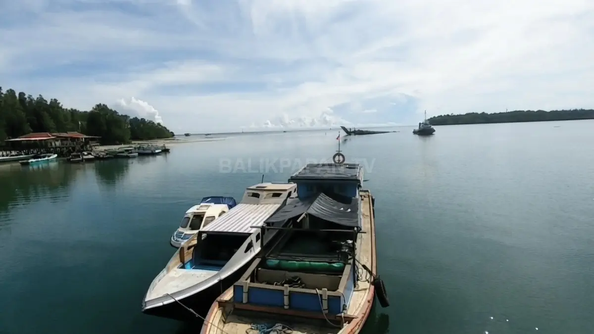 Dermaga Teluk Sulaiman Biduk-Biduk menjadi akses pesisir dengan panorama laut Berau yang menarik.