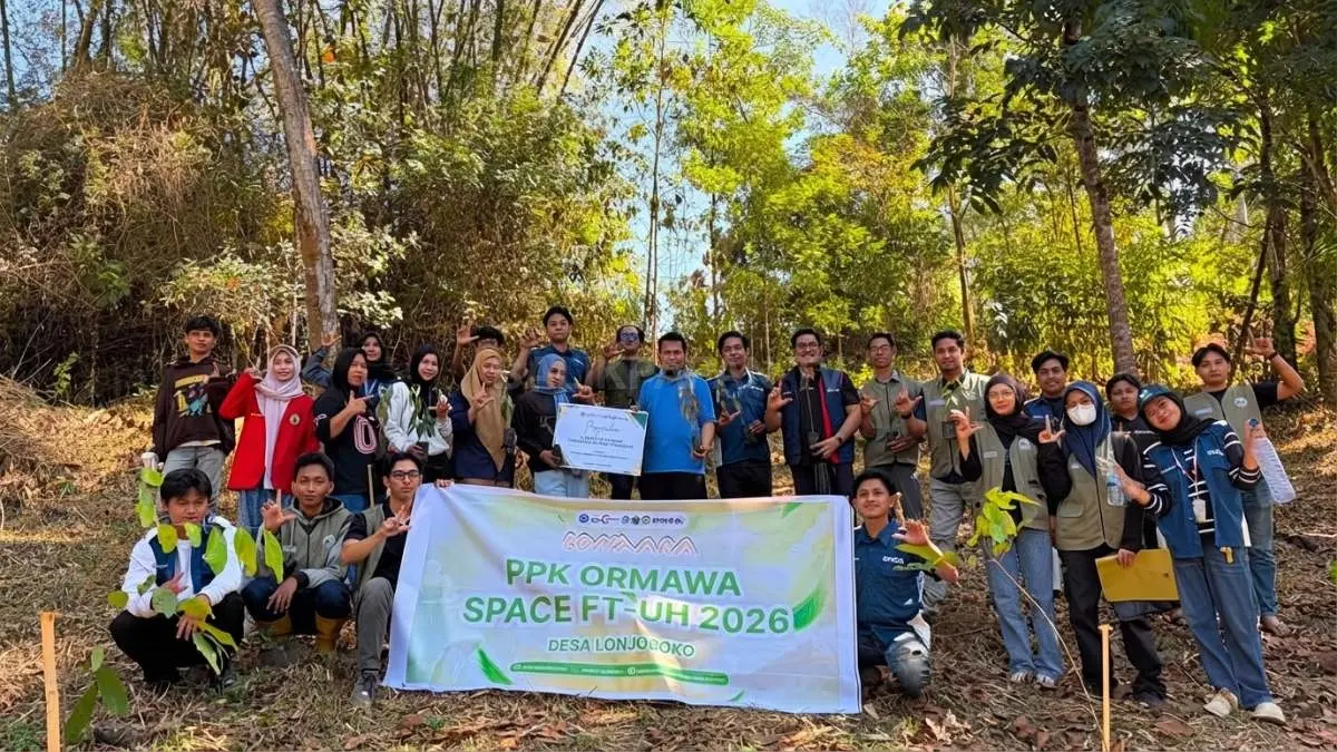 Foto bersama visitasi oleh Universitas Hasanuddin dengan tim lontara, perangkat Desa Lonjoboko, dan Ormawa SPACE