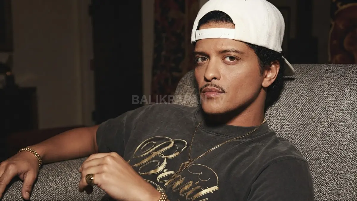 Gaya santai Bruno Mars berkaus abu-abu dan topi putih terbalik memancarkan karisma yang khas. (BTV/Ai)