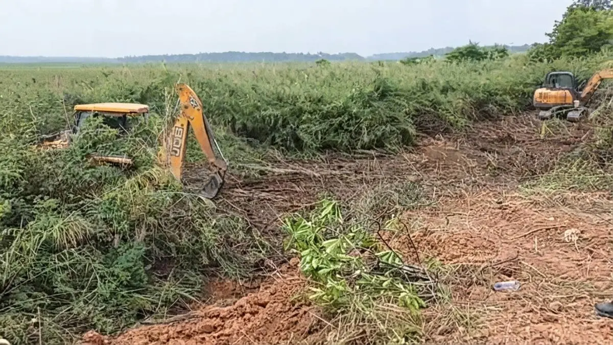 Jalur alternatif Muara Muntai yang dibangun pemerintah kecamatan bersama perusahaan kini dapat dilalui kendaraan. (DOK. IST/KP)