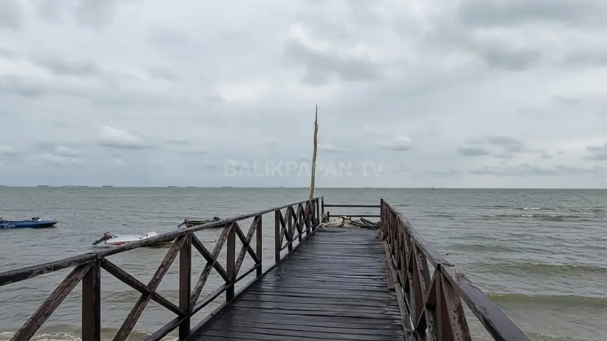  Jembatan kayu Pantai Seraya mengarah ke perairan, menjadi spot menikmati panorama pesisir Balikpapan.